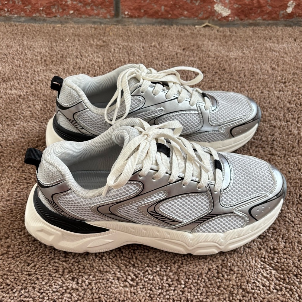 Stylish White and Gray Sneakers - Picture 4 of 8